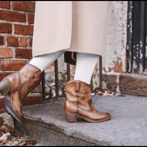 Frye 'Jackie Button' Short Bootie woman’s size 8.5